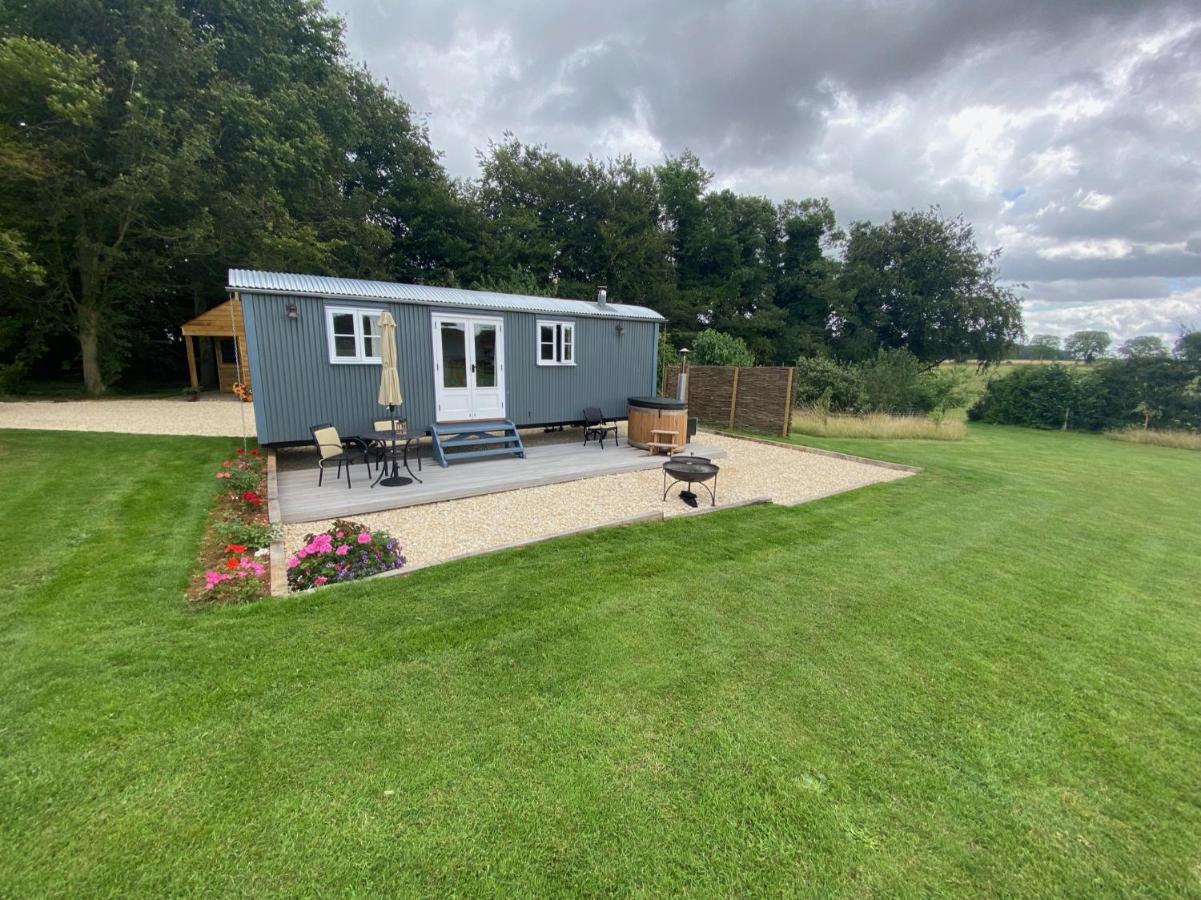 The Bibury - Westwell Downs Shepherd Huts Oxford Exterior photo